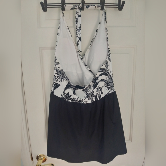 NWOT APT. 9 Black & White Floral Wrap-Front Halter One-Piece Swimdress - Size L - Picture 8 of 9